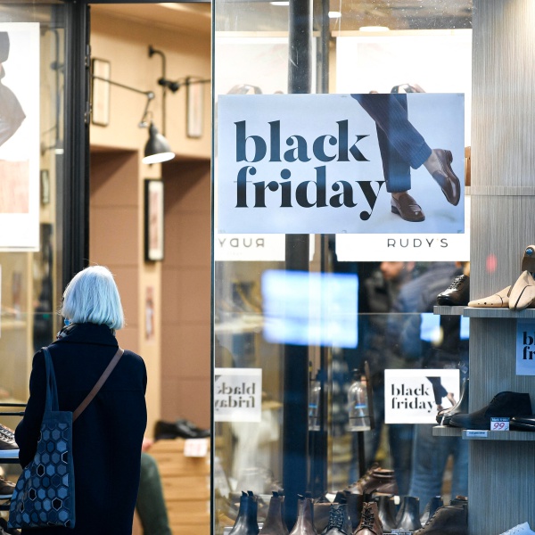 Black Friday è caccia allo sconto in Italia comincia ufficialmente