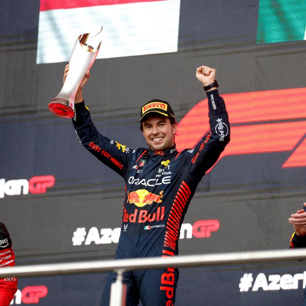 F Sergio Perez Vince Il Gran Premio D Azerbaijan Davanti A Verstappen