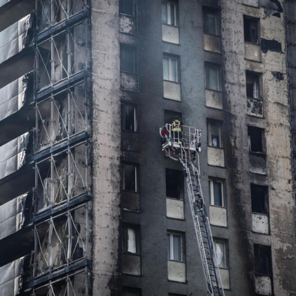 Milano Perquisizioni Per Fare Luce Sull Incendio Del Grattacielo