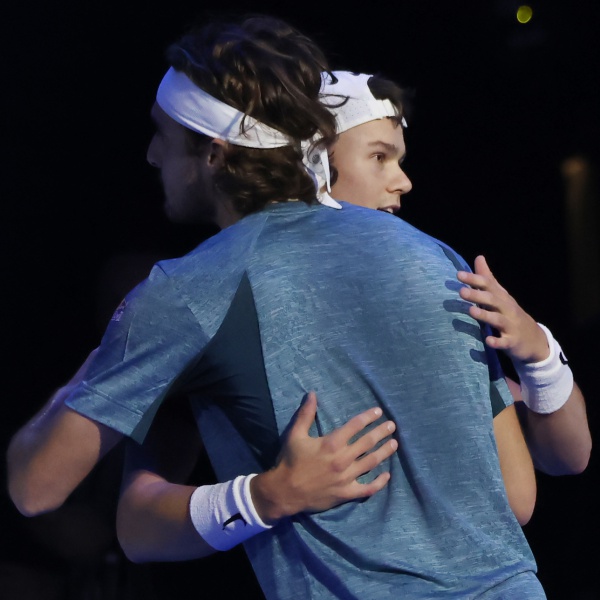 Stefanos Tsitsipas Si Ritira Dalle Atp Finals E Abbraccia L Avversario