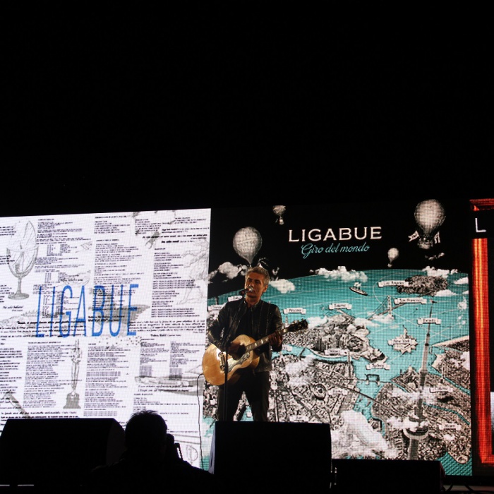 Ligabue mentre canta "Certe Notti" durante un live acustico 