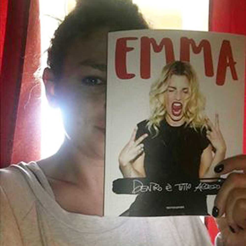  Emma alla carica con Adesso Tour e un diario speciale