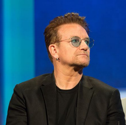 Musica, Bono vola giù dal palco a Chicago, sta bene