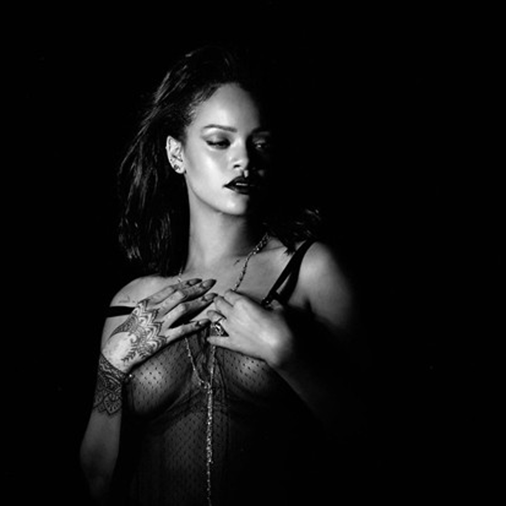  Rihanna sempre più sexy in "Kiss It Better"