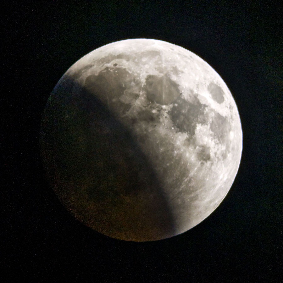 Stasera occhi al cielo per l'eclissi parziale di Luna