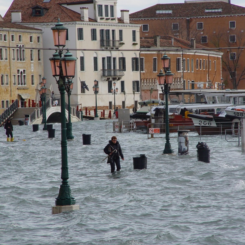Acqua alta a Venezia, un metro e 60, allagato il 75% della città
