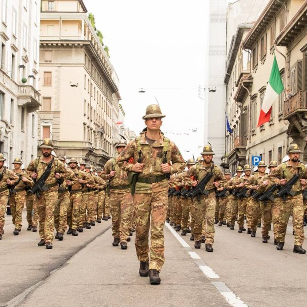 Adunata degli Alpini, sfilata tra la folla a Milano