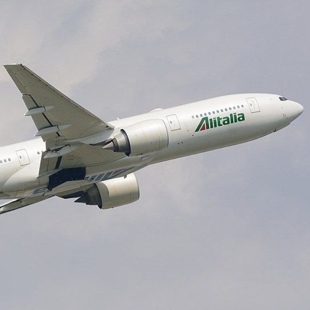 Alitalia, scadono oggi i termini per presentare le offerte