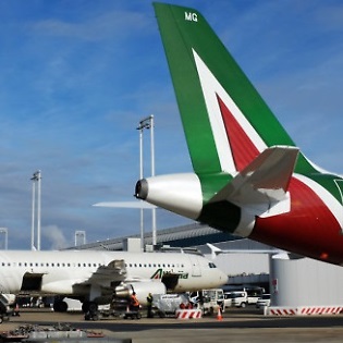 Alitalia, si cercano possibili acquirenti