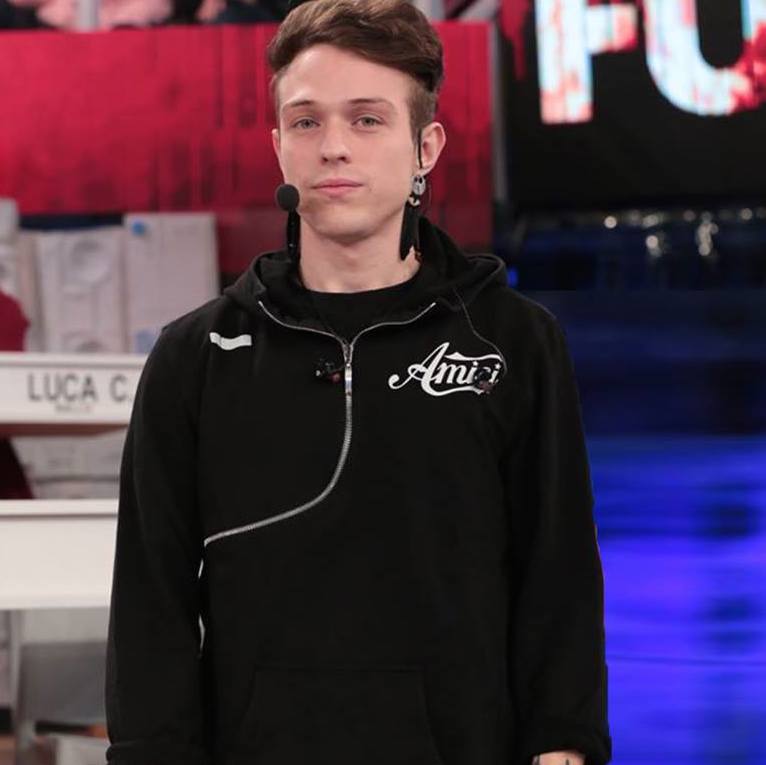 Amici 17, Irama a sorpresa entra nella scuola