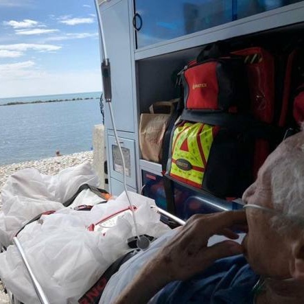 Anziano chiede di vedere il mare, ambulanza si ferma