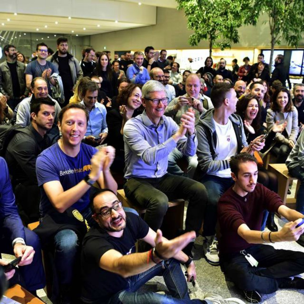 Apple, Tim Cook a sorpresa a Milano per lancio iPhoneXR