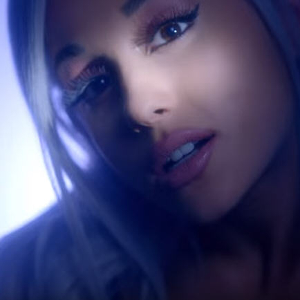 Ariana Grande, bionda da far perdere la testa in "Focus"