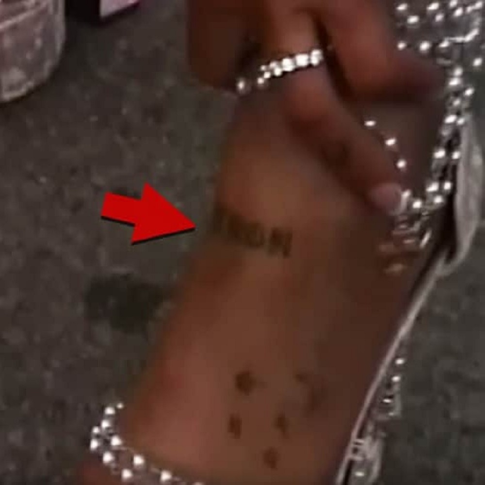 Ariana Grande copre il tattoo dell'ex con un tributo a Mac Miller