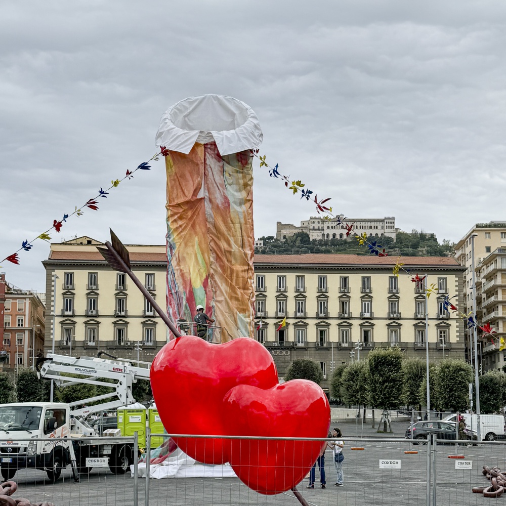 Arte e polemiche: inaugurata ieri a Napoli, fa discutere l'installazione artistica dedicata a Pulcinella