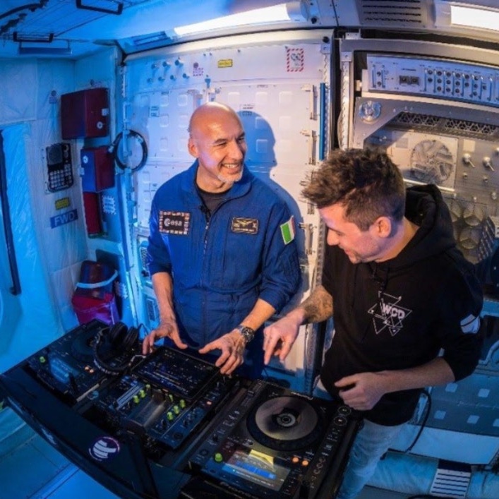 AstroLuca diventa DJ, Parmitano fa ballare Ibiza dallo spazio