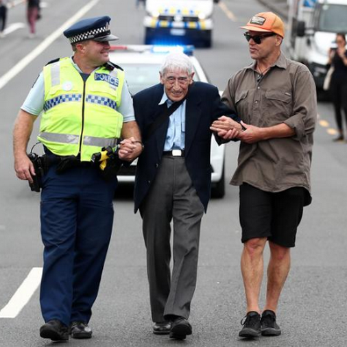 Auckland, 95enne prende 4 bus e va a corteo anti-razzismo