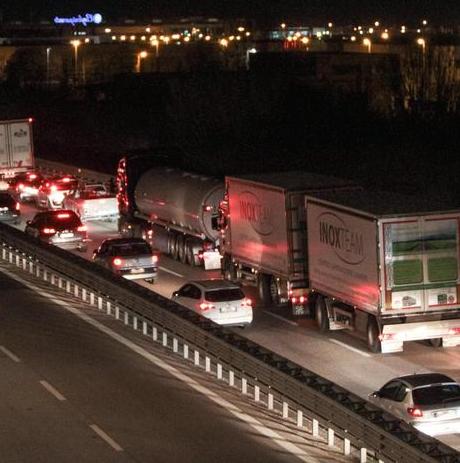 Autostrada A4, ubriaco bloccato dai camion