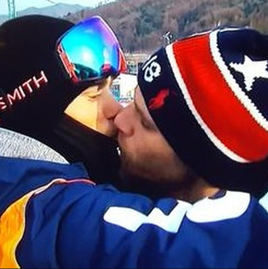 Bacio gay in diretta tv alle Olimpiadi invernali