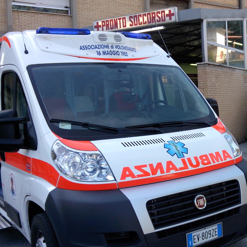 Bambino di 7 anni cade dalla finestra a scuola, non è grave