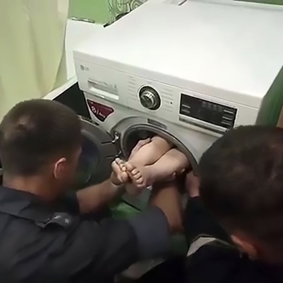 Bambino incastrato nella lavatrice…per nascondino!