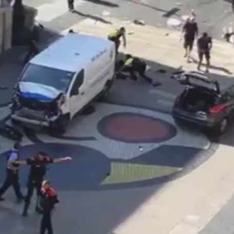 Barcellona, furgone contro folla sulla Rambla: 13 morti e 80 feriti