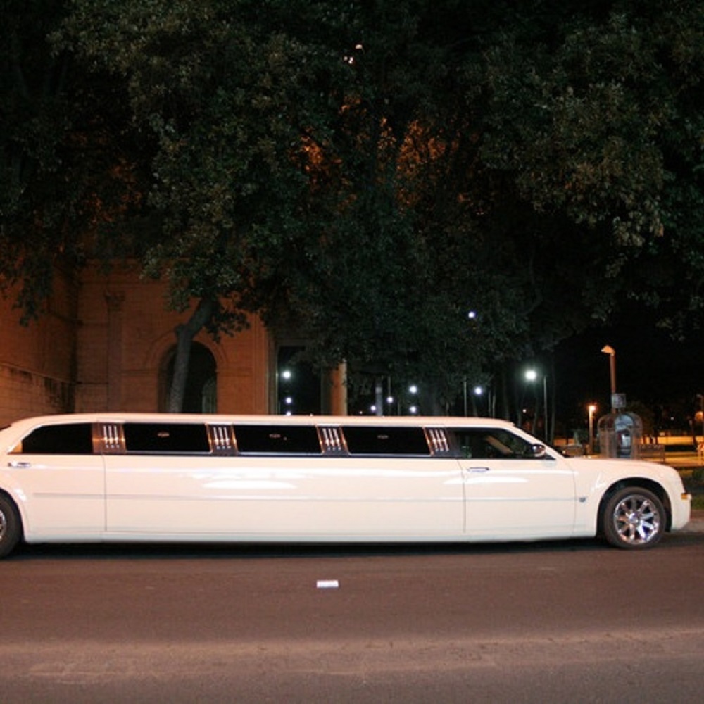 Bari, a 8 anni a scuola in limousine, le proteste dei genitori