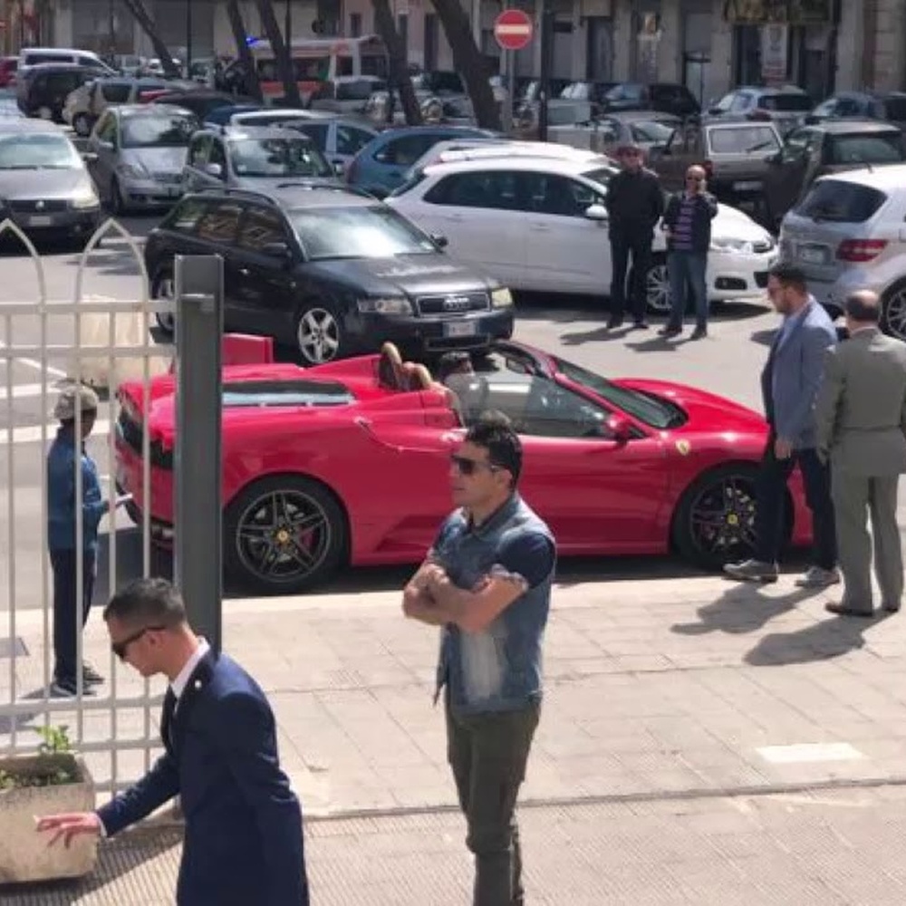 Bari, figlio boss a 9 anni in Ferrari a prima comunione, è polemica