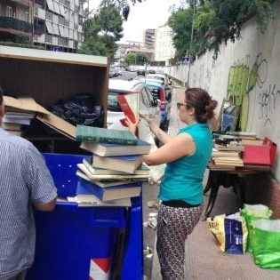 Bari, salvati centinaia di libri buttati, nasce libreria a cielo aperto