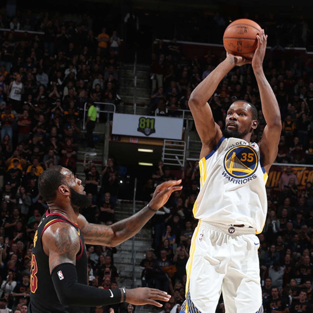 Basket, Finali NBA, Golden State batte Cleveland 110-102