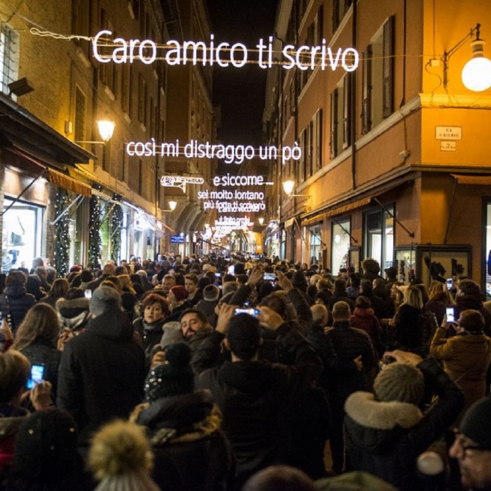 Bologna, le luminarie ricordano Dalla, così "sarà tre volte Natale"