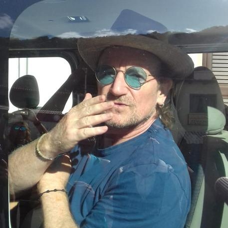 Bono Vox in Sardegna, pranzo a sorpresa con i fans nel Sulcis