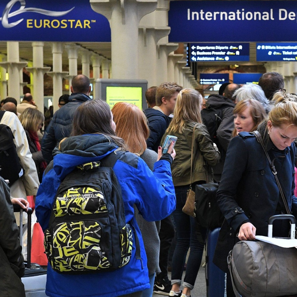 Brexit, manifestante sui binari, Eurostar cancella 11 treni