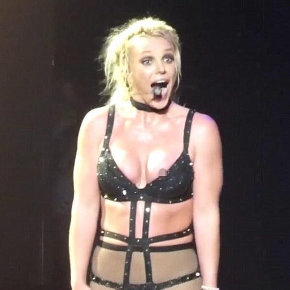 Britney Spears, piccolo incidente hot durante il live