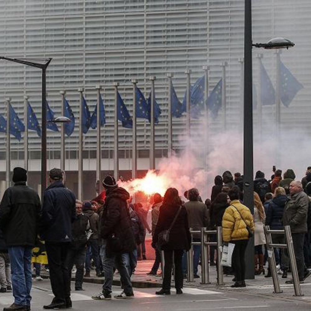 Bruxelles, scontri alle manifestazioni pro e contro migranti