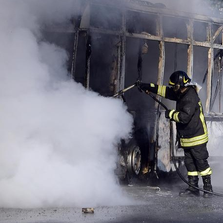 Bus in fiamme a Roma, autista salvo, esce dal finestrino