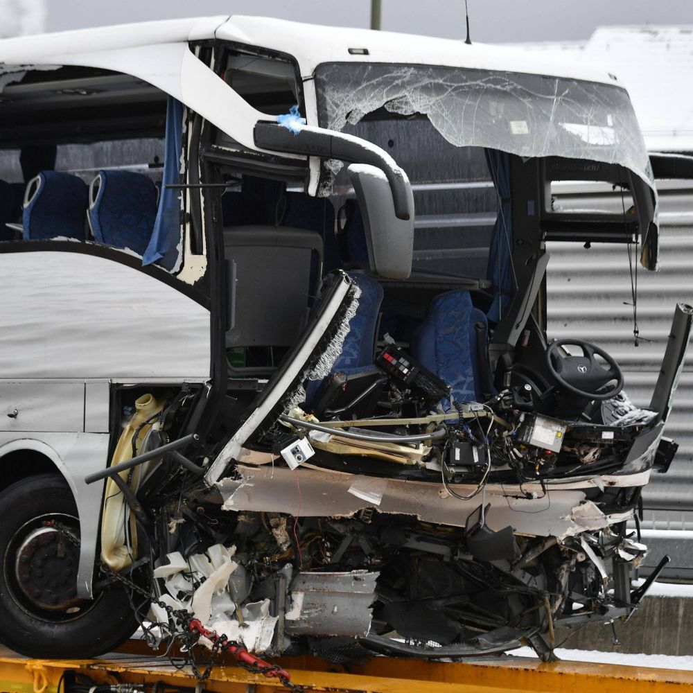 Bus turistico precipita in una scarpata in Portogallo, 28 morti