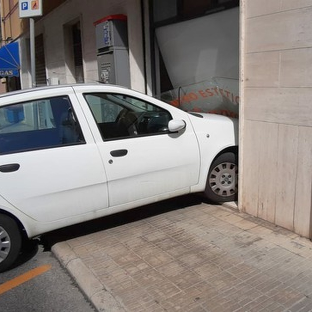 Cagliari, suora 80enne in auto finisce dentro un negozio