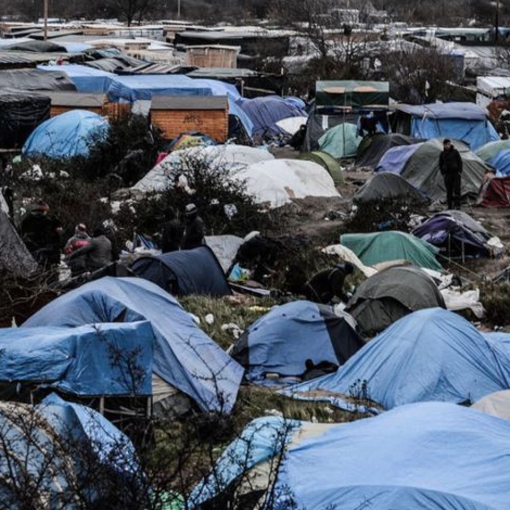 Calais, iniziato lo sgombero del campo profughi