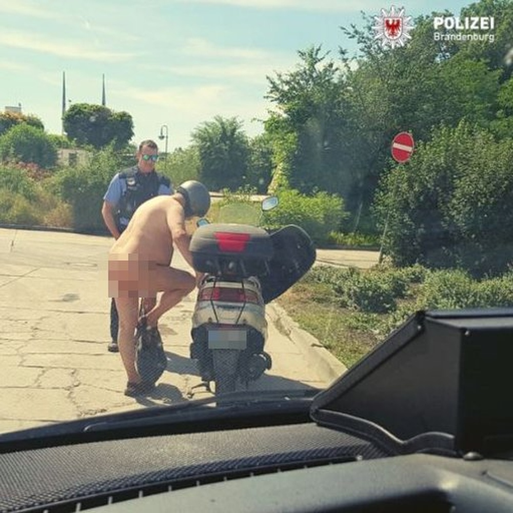 Caldo, polizia ferma uomo nudo in scooter ma col casco