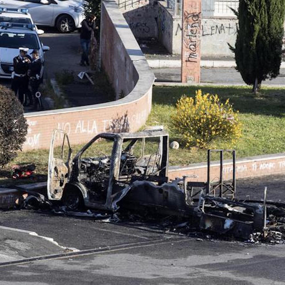 Camper a fuoco a Centocelle, muoiono una ragazza e due bimbe