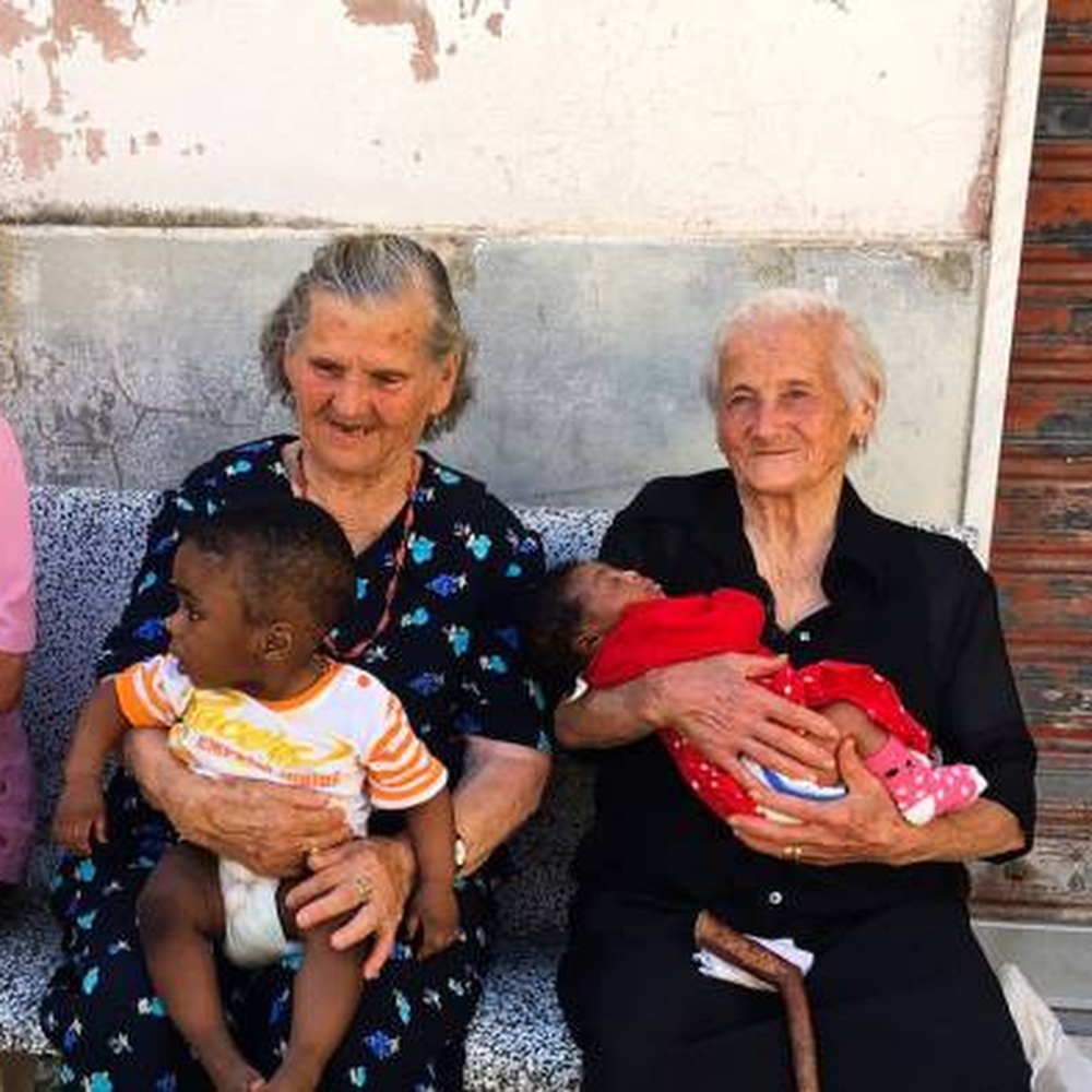 Campoli, la foto delle nonne con i bimbi del centro d'accoglienza in braccio