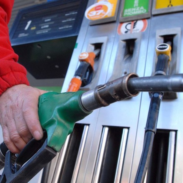 Carburanti, ancora aumenti dei prezzi nel fine settimana