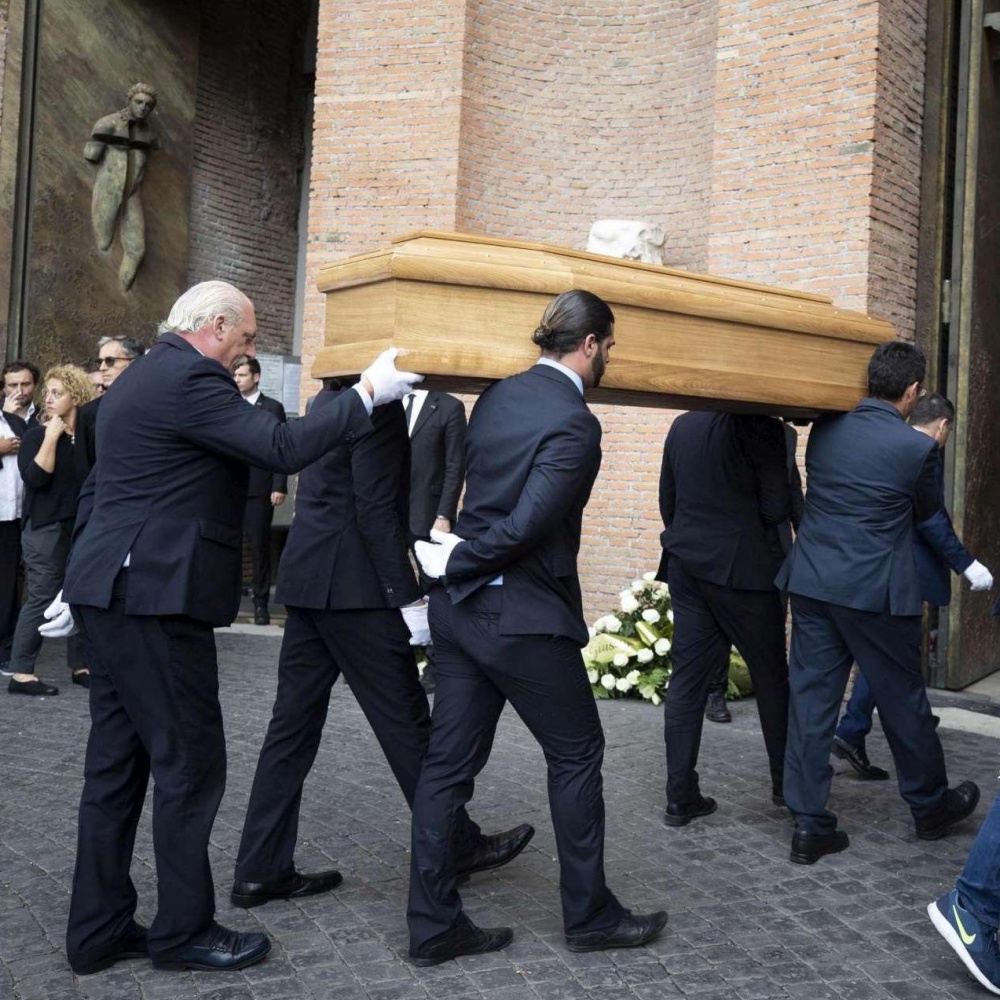 Carlo Vanzina, folla per il funerale a Roma, tante le celebrità presenti