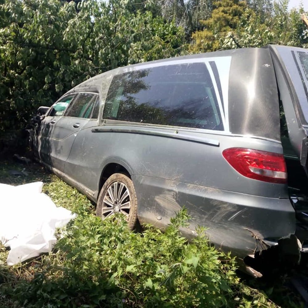 Carro funebre esce di strada ed uccide una ragazza