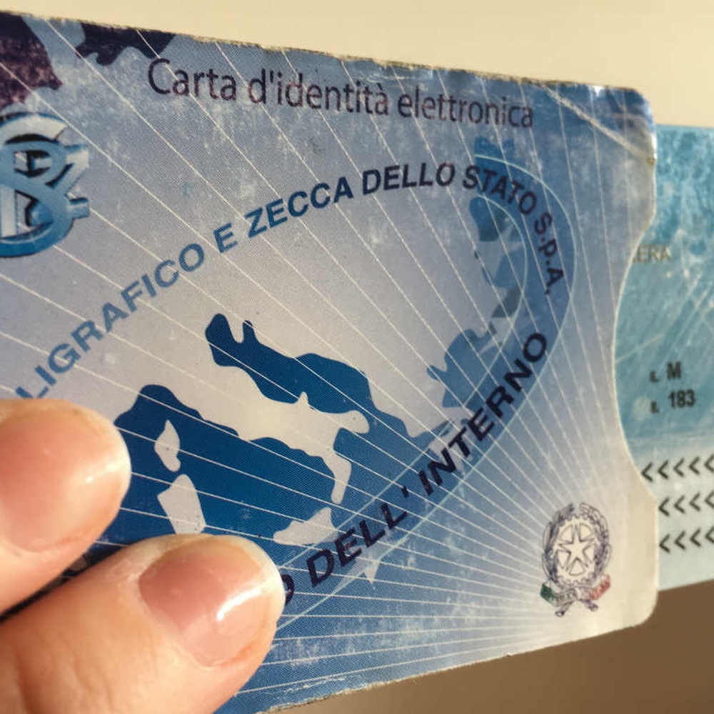 Carta d'identità, tornano padre e madre al posto di genitori