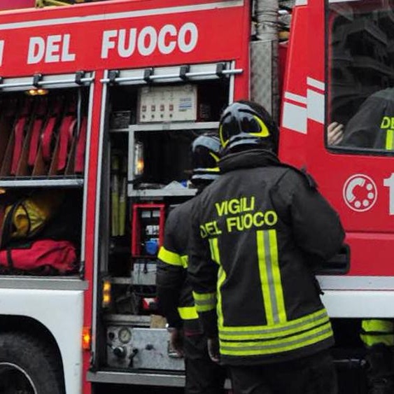 Catania, incendio in un palazzo, persone bloccate in sicurezza