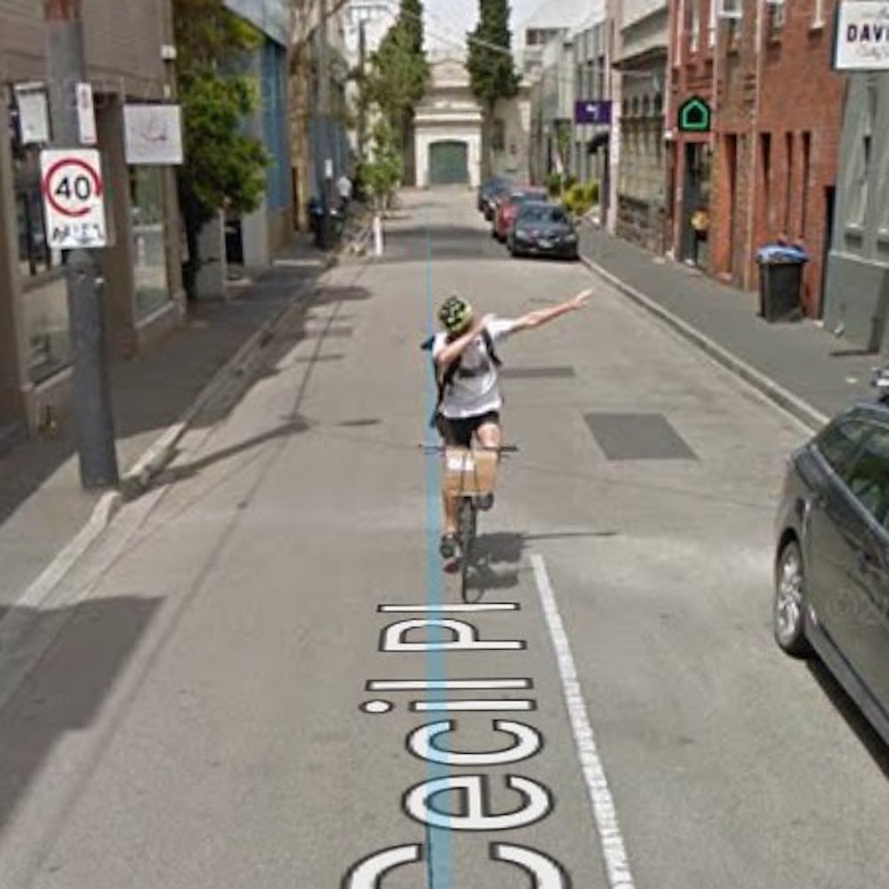 Ciclista segue la Google Car e si fa immortalare facendo la dab