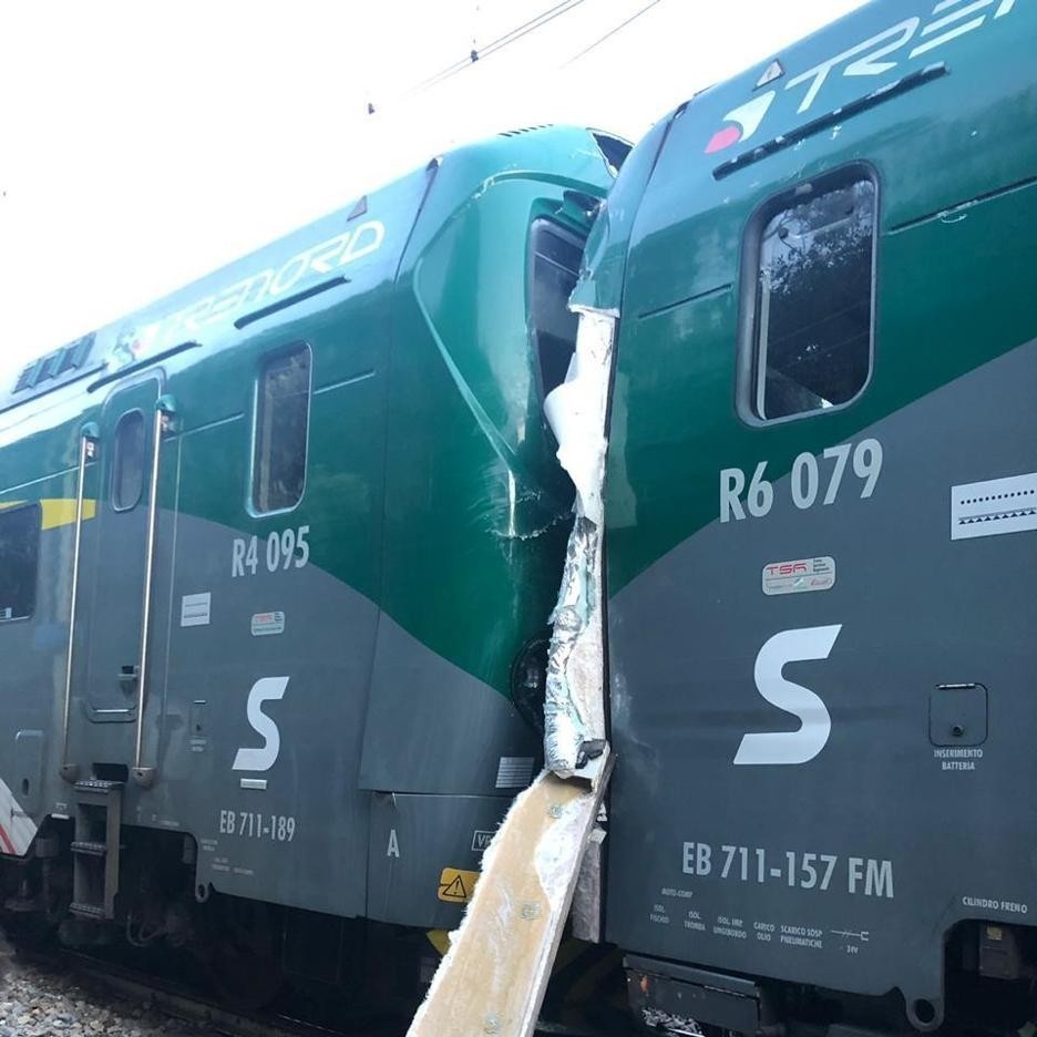 Como, scontro frontale fra due treni, sei persone ferite