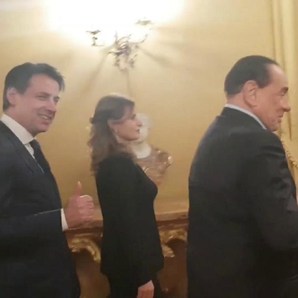 Conte prova a salutare Berlusconi, ma il Cavaliere lo ignora